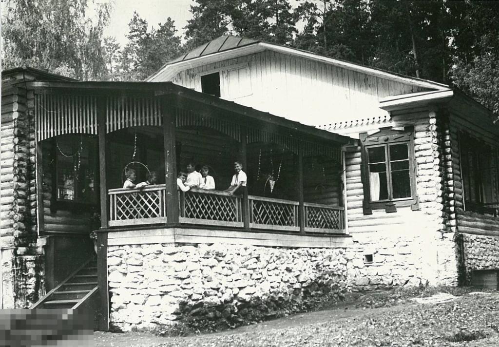 Пионерский лагерь у оз. Акакуль. Пионеры на крытой веранде. Конец 1960-х гг.