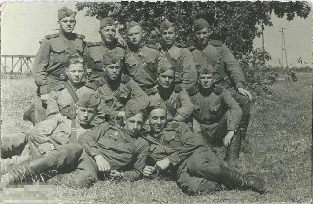 Солдаты и сержанты на траве. 1950-е гг.