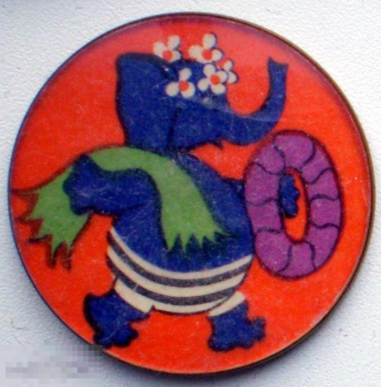 Синий слон с полотенцем и спасательным кругом