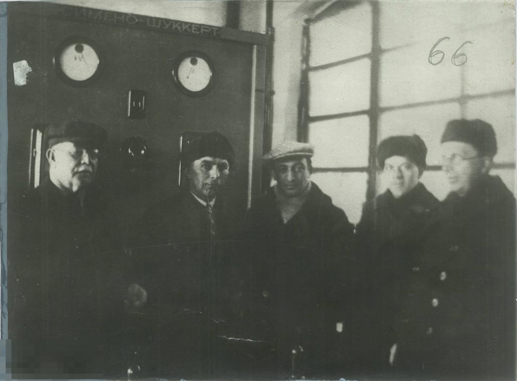 Инженеры Френцель, Тостман, Струнский, Казанский и Шнейдер у пульта управления печи. 1933 г.