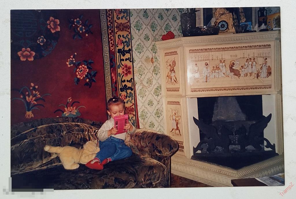 Фотография цветная интерьер камин, решетка грифоны, часы ковер диван девочка игрушка #122