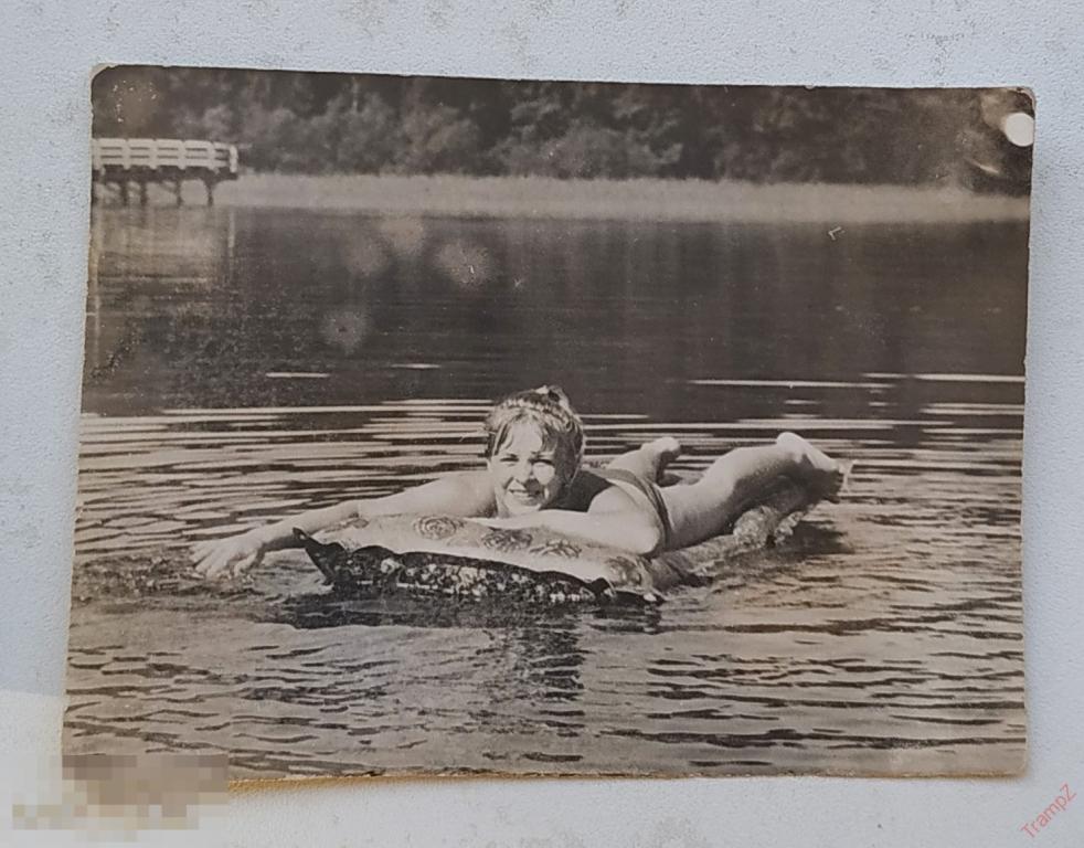 Фотография девушка в купальнике, отдых надувной матрас #123