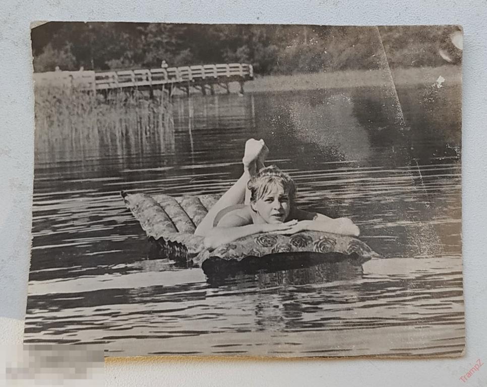 Фотография девушка в купальнике, отдых надувной матрас #123