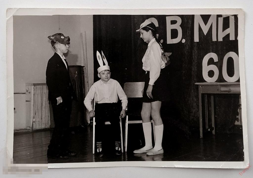 Фотография дети мальчики, девочка с косичками, школьники, выступление сценка маски #115*