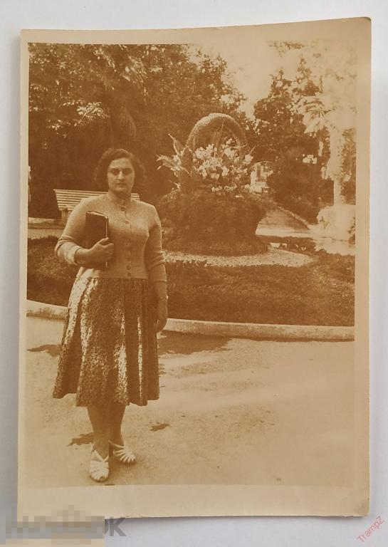 Фотография женщина с книгой, клумба #115 