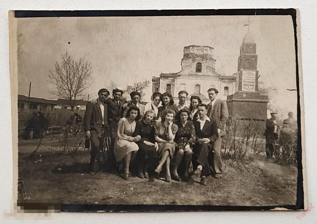 Фотография храм без купола. памятник Да здравствует Свобода Родины Красной. молодежь #116