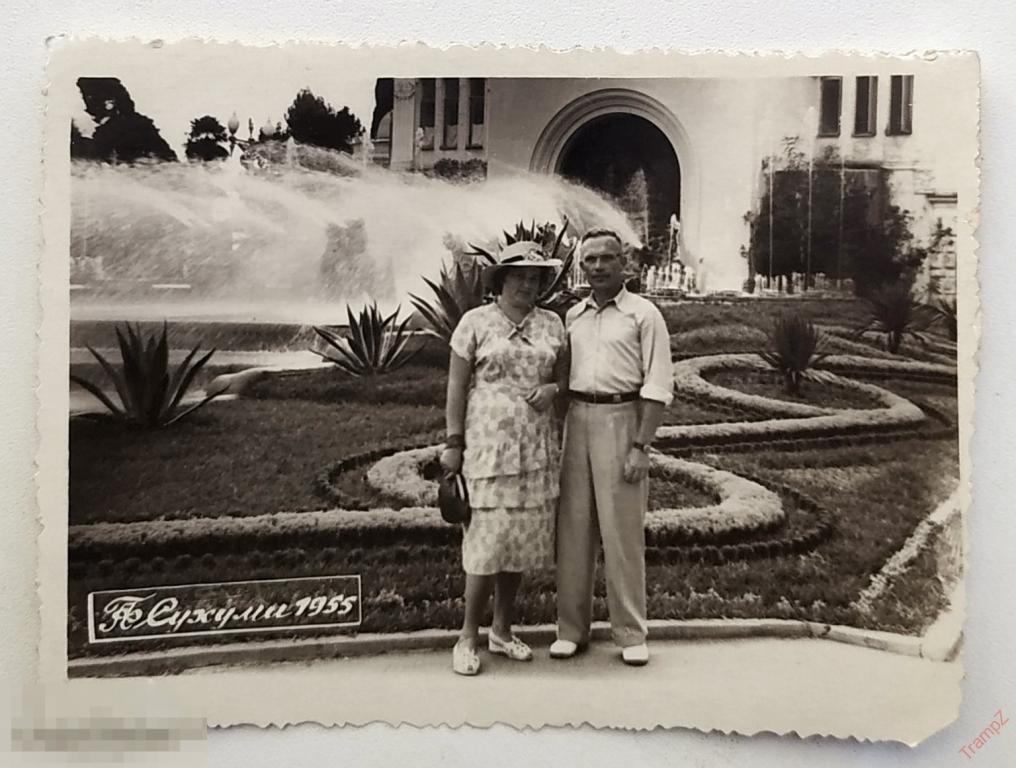 Фотография Сухуми Абхазия Грузия, клумба фонтан, пара мужчина женщина в шляпке с сумочкой #116*
