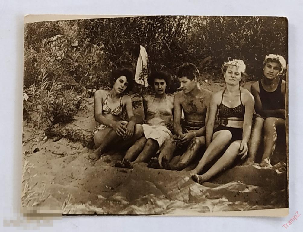 Фотография молодежь, девушки в купальниках, мужчина в плавках, голый торс #116*