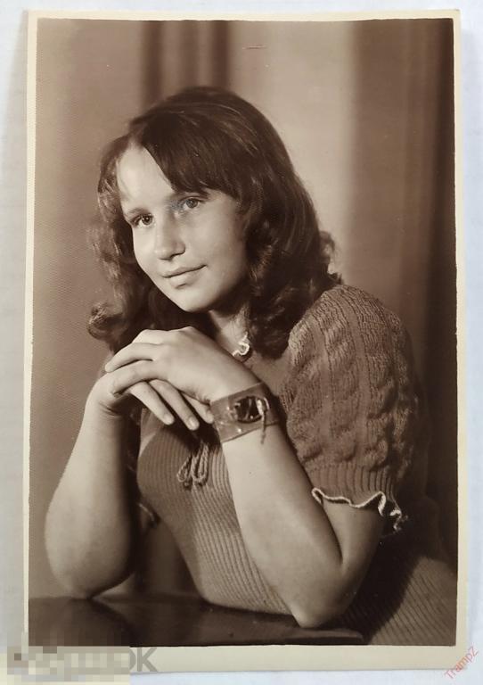 Фотография портрет девушка в вязаном платье, мода одежда прическа украшения браслет часы #117*
