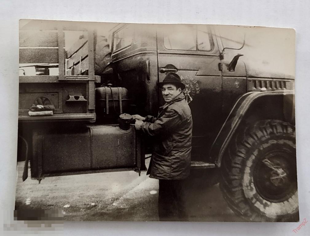 Фотография мужчина, автомобиль грузовик Урал, эмблема ДОСААФ #117