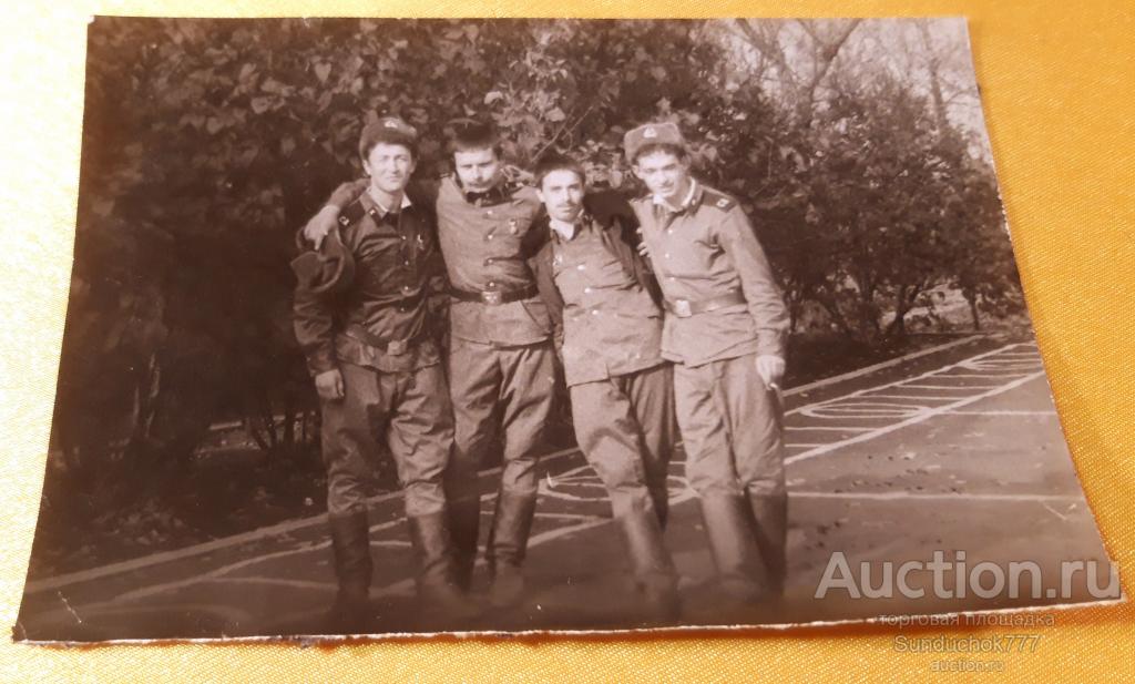 Советские Солдаты стоят в обнимку. Перекур. Служба Армия. Военная часть. Уличное Фото 9 х 12,5 см.