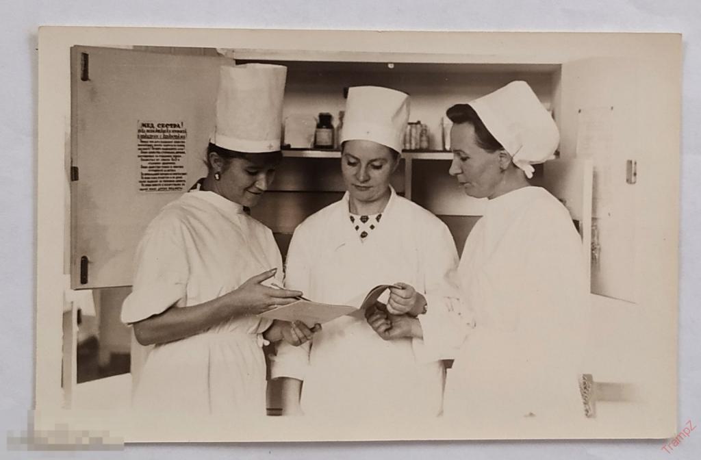 Фотография медицина медики студенты медсестры девушки в белых халатах #118*