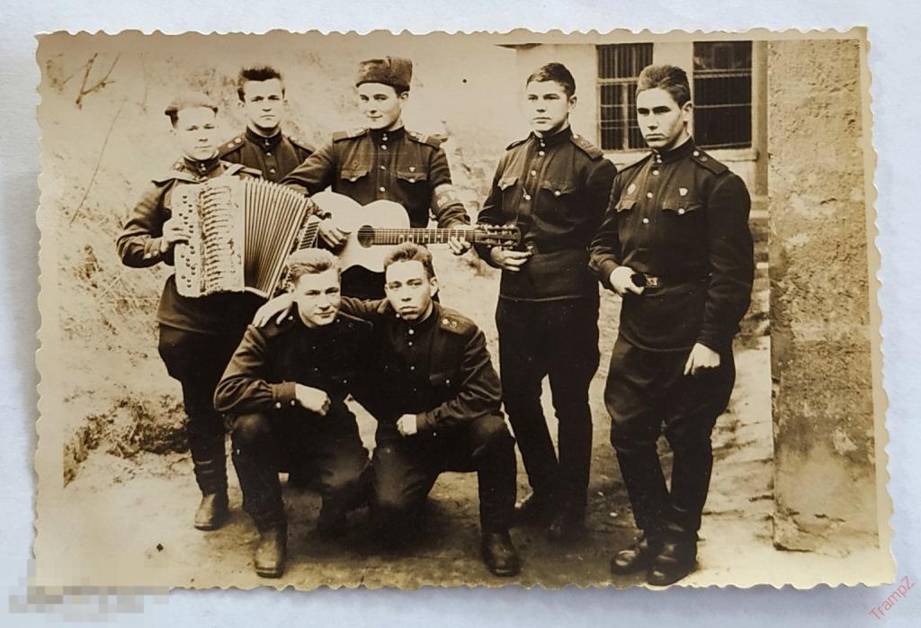 Фотография армия солдаты военнослужащие музыканты, баян гитара музыкальные инструменты повязка #119*