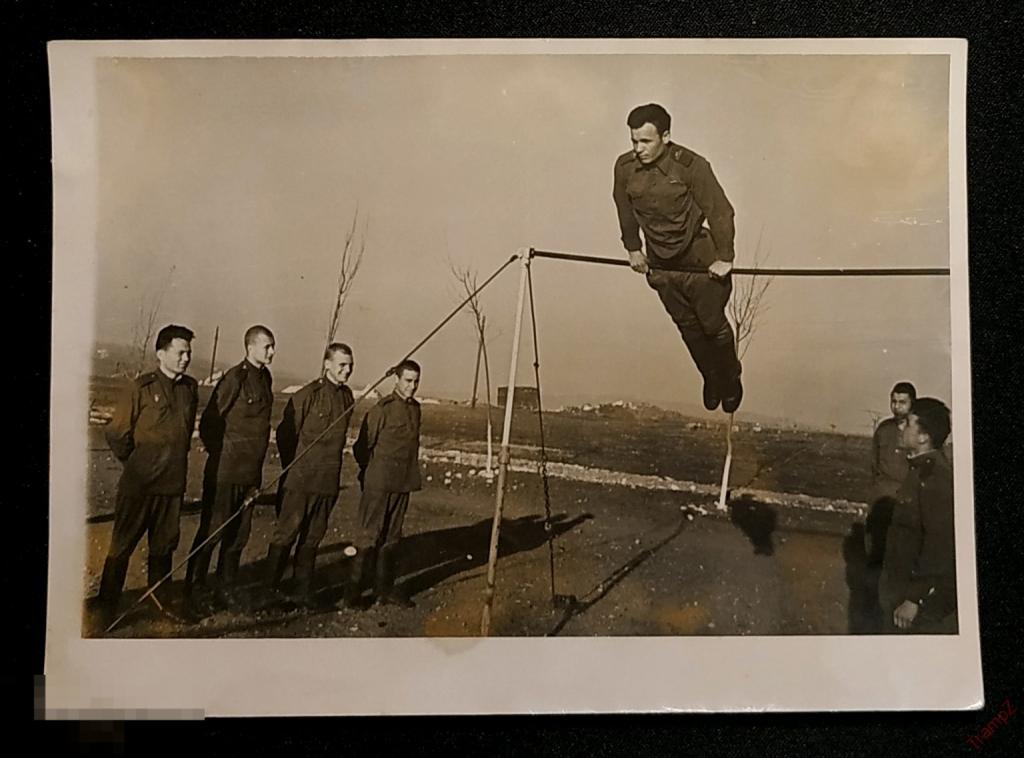 Фотография военнослужащие солдат турник спорт армия #119