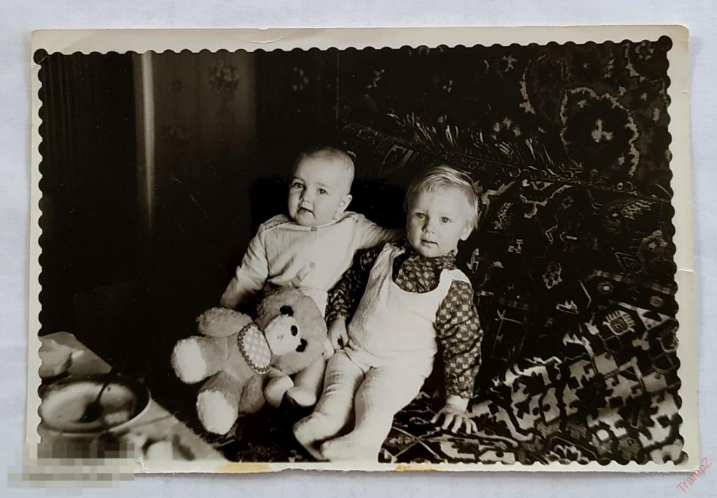 Фотография дети на диване, игрушка мишка медведь #119