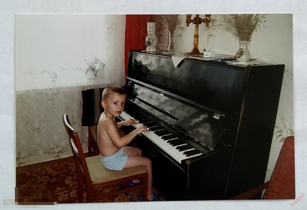 Фотография цветная музыкант музыкальный инструмент пианино мальчик интерьер #119 