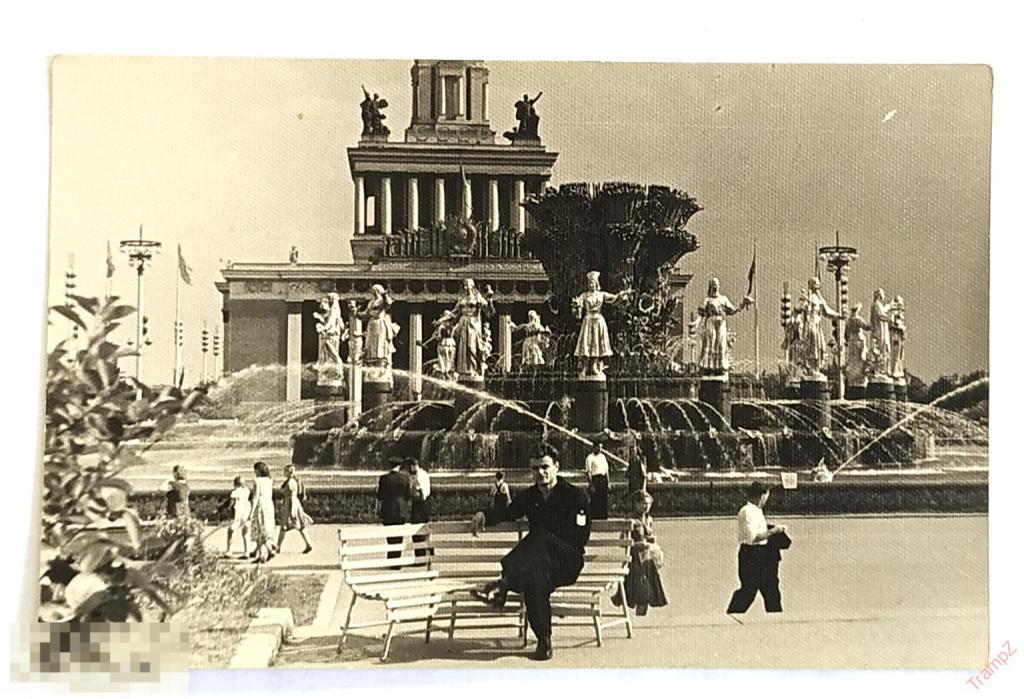 Фотография ВДНХ военнослужащий моряк фонтан Дружба народов, павильон #120