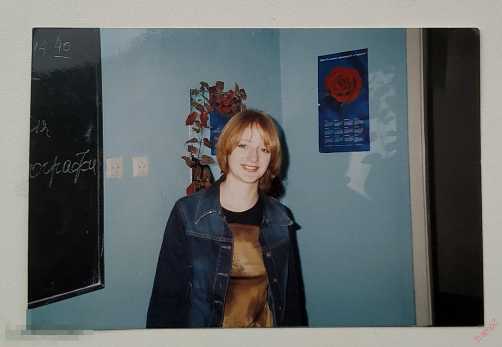 Фотография цветная девушка одежда мода прическа #111