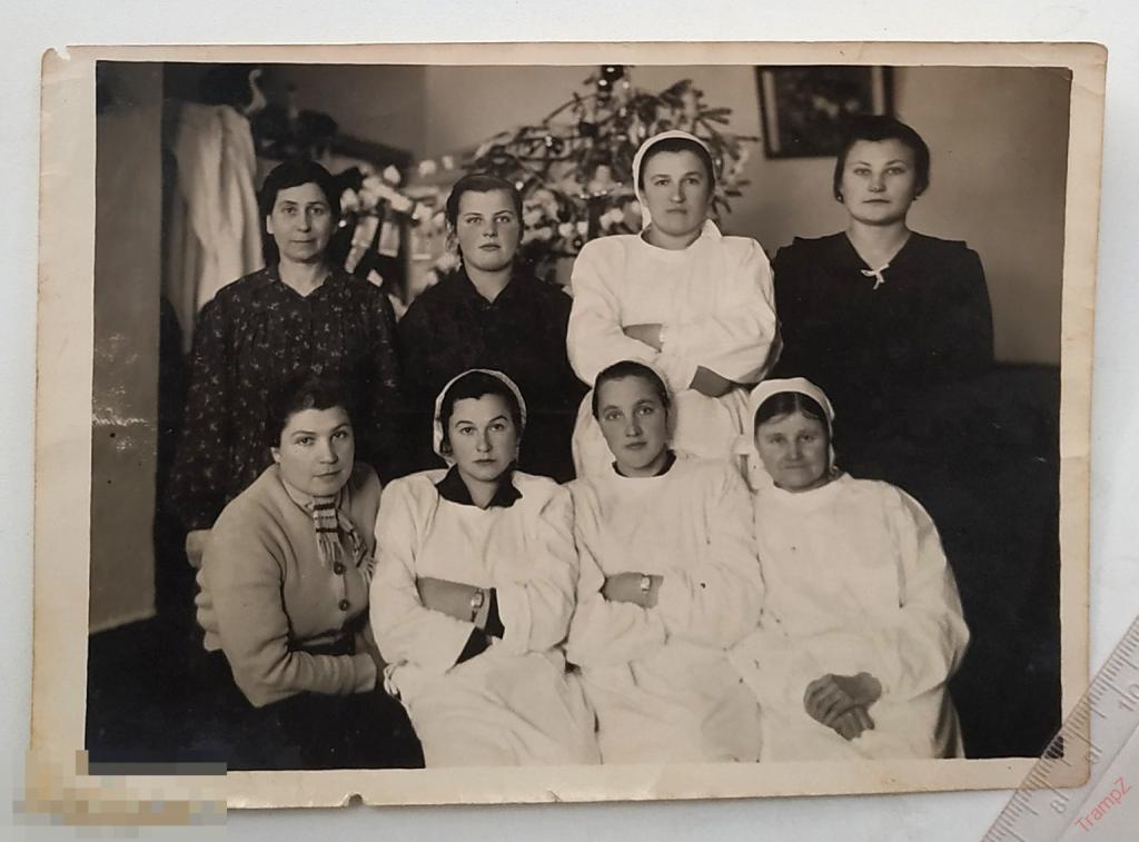 Фотография Новый год елка, девушки в белых халатах #121