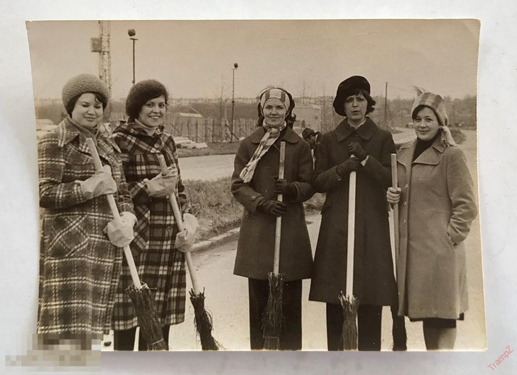 Фотография женщины с метлами, субботник, уборка территории, мода одежда пальто #121