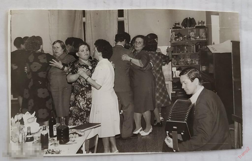 Фотография танцы праздник женщины застолье музыкант украшения брошь интерьер игрушки кукла #121*