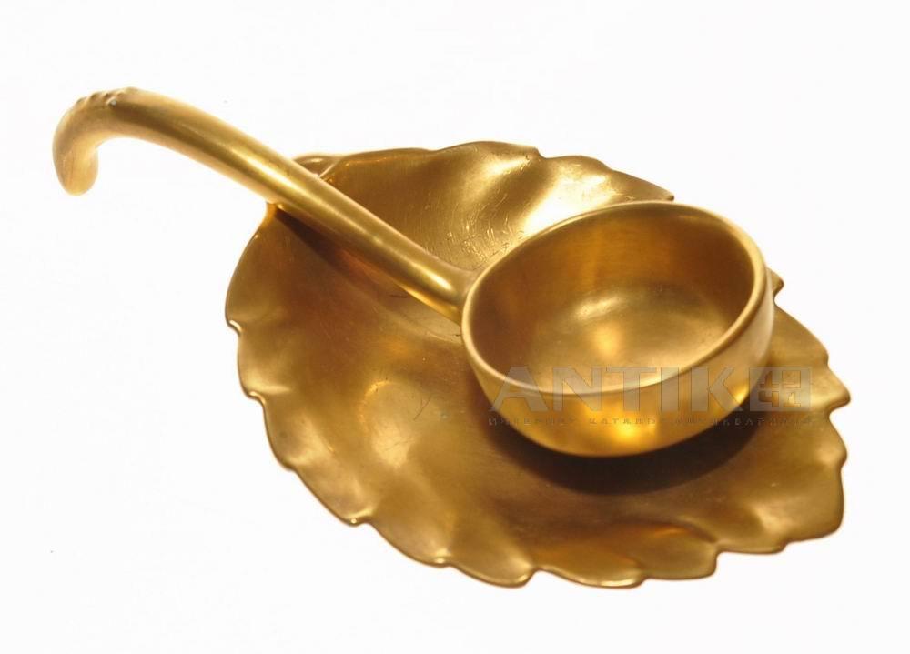 Фарфоровый черпак с подносом