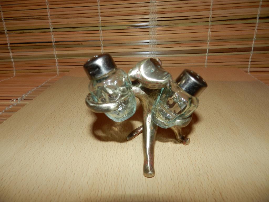 ОБЕЗЬЯНА-ОБЕЗЬЯНКА С БОЧОНКАМИ. ПЕРЕЧНИЦЫ-СОЛОНКИ-Стекло. (ФИГУРКА-ЛАТУНЬ) СССР 1970гг