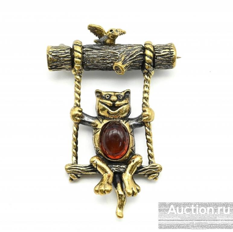 Оригинальная брошь из янтаря и бронзы КОТ НА КАЧЕЛИ AZRK-0949969