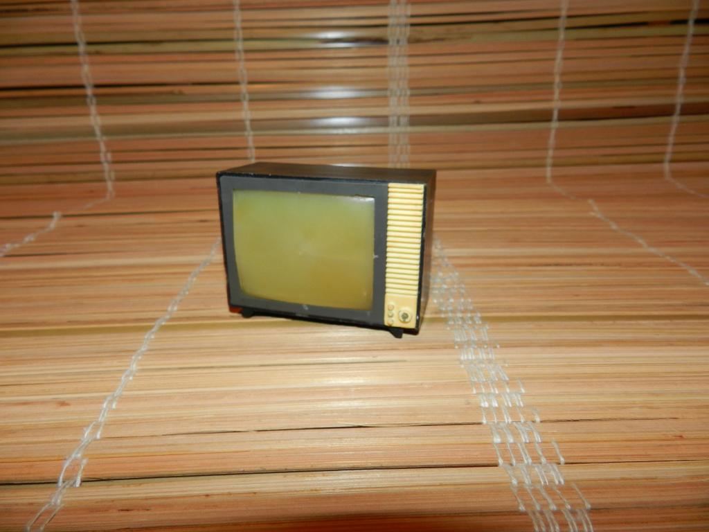 ВИНТАЖНЫЙ ДИАСКОП  "ТЕЛЕВИЗОР". Сменный СЛАЙД. (В Черном Корпусе) СССР 1960-70гг