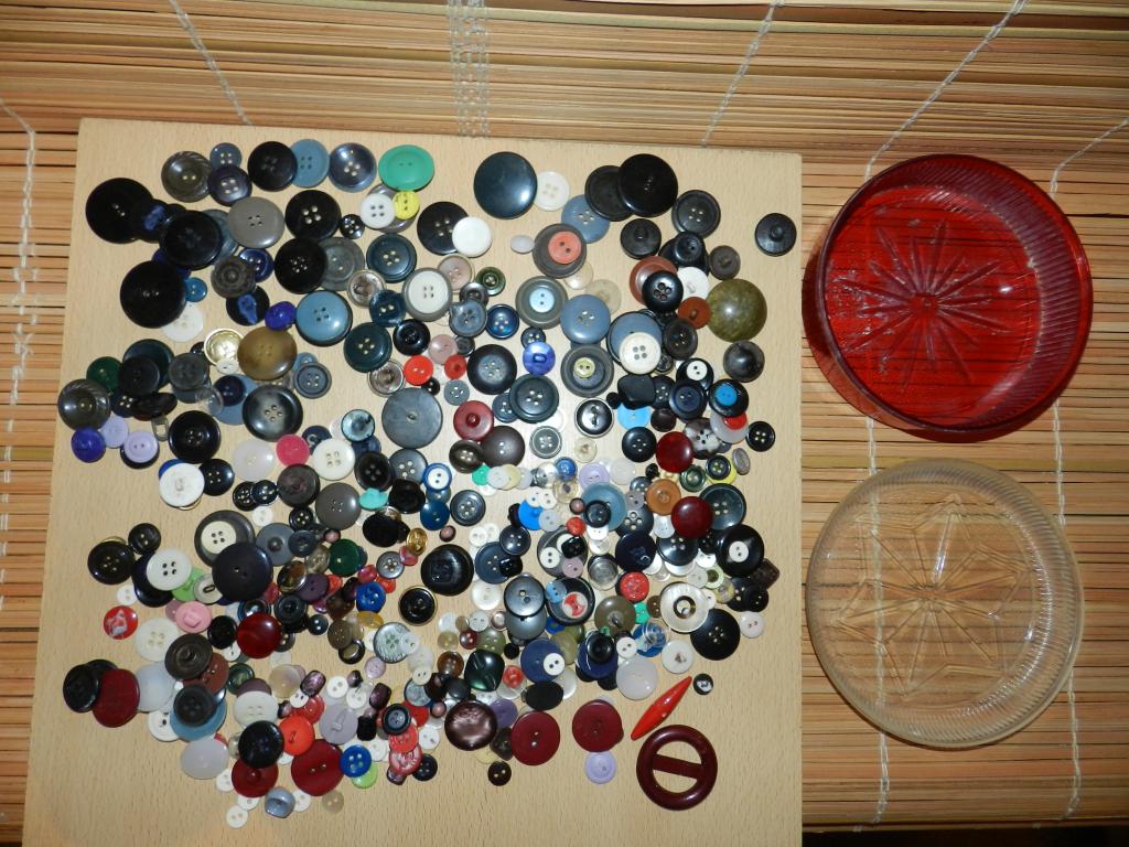 ПУГОВИЦЫ СОВЕТСКИЕ 500 шт. В ШКАТУЛКЕ-КОРОБКЕ. СССР 1940-80гг