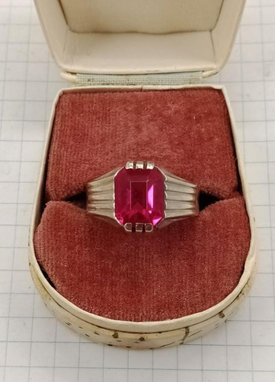 Перстень СССР серебро Розовый камень 3,7 гр. Р-р 19 (027960)