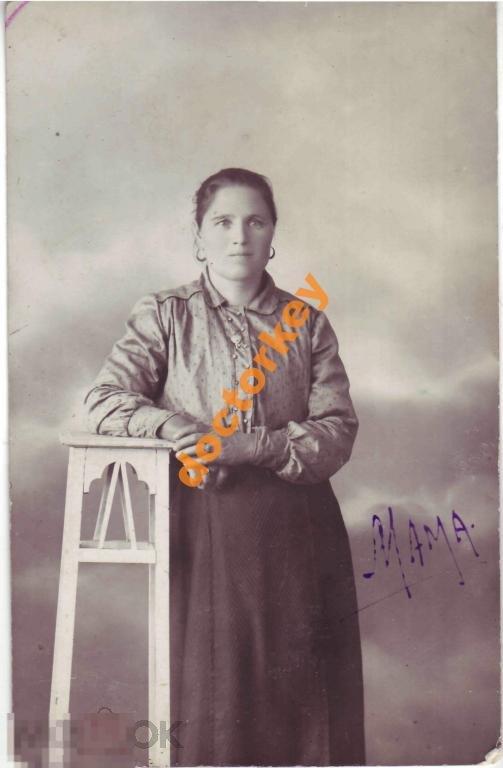 Женщина у этажерки. 1936 г.