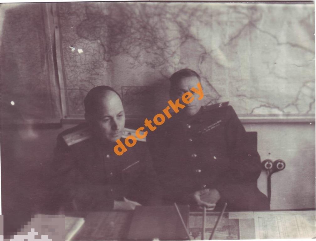 Два подполковника у карты родины. 1950-е гг.