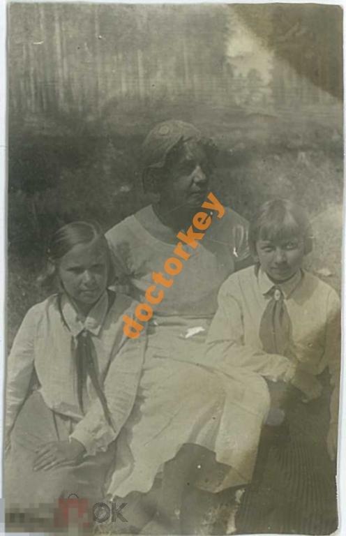 Пионерки на школьной вылазке. 1930-е гг.