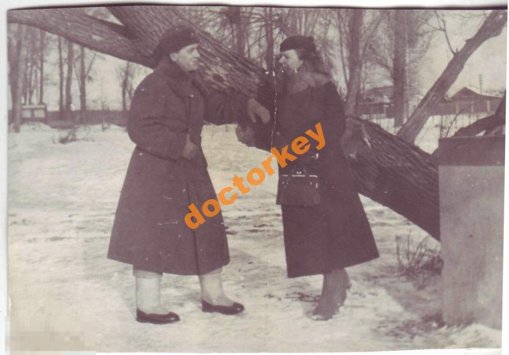 Мужчина в валенках и женщина у дерева. 1939