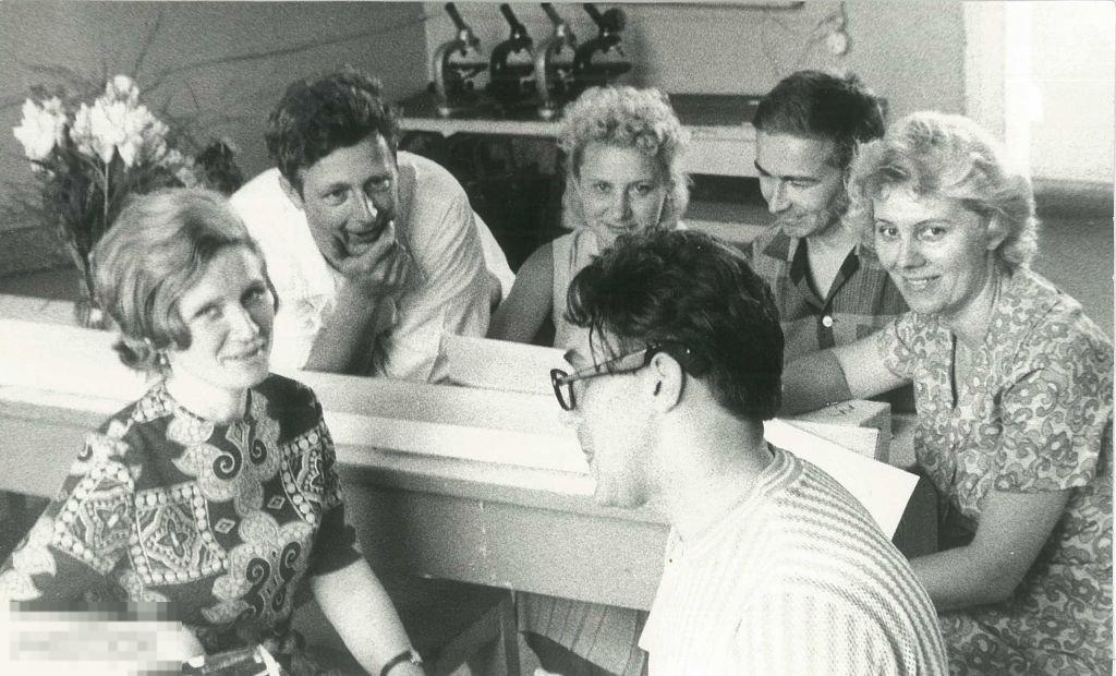 Мединститут. Студенты, парты, микроскопы, цветы. 1960-70-е гг.