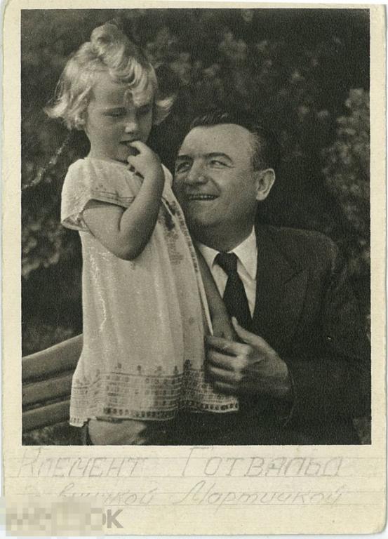 Чехословакия. Президент Клемент Готвальд с внучкой Мартичкой. 1953 г.