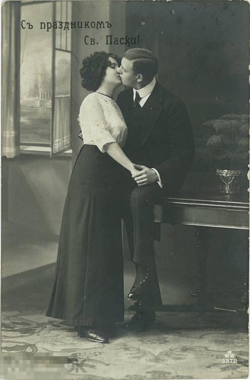 С праздником Св. Пасхи! Молодая пара, целуются