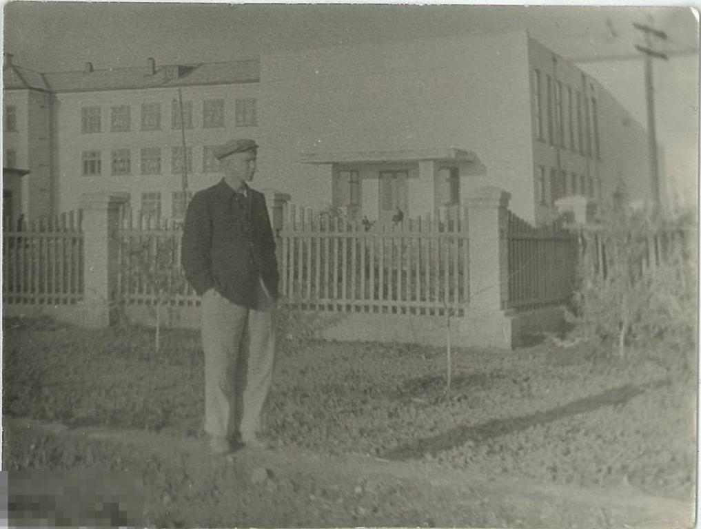 Юноша в кепке у забора. 1950-е гг.