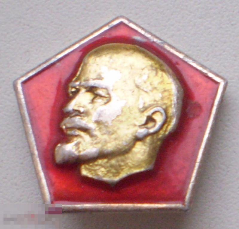 Ленин в профиль в красном пятиугольнике