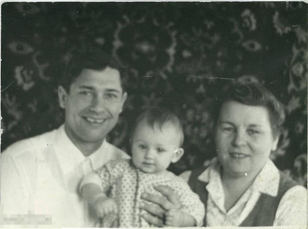 Папа, мама и дочь. Иван, Валентина и Оля. 1972 г.