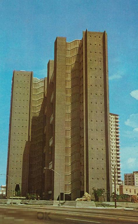 Куба. Гавана. Многоквартирный жилой дом в районе Ведадо-Малекон