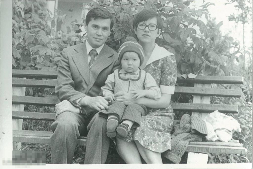 Семья (мама, папа и маленький сын) на скамейке. 1979 г.