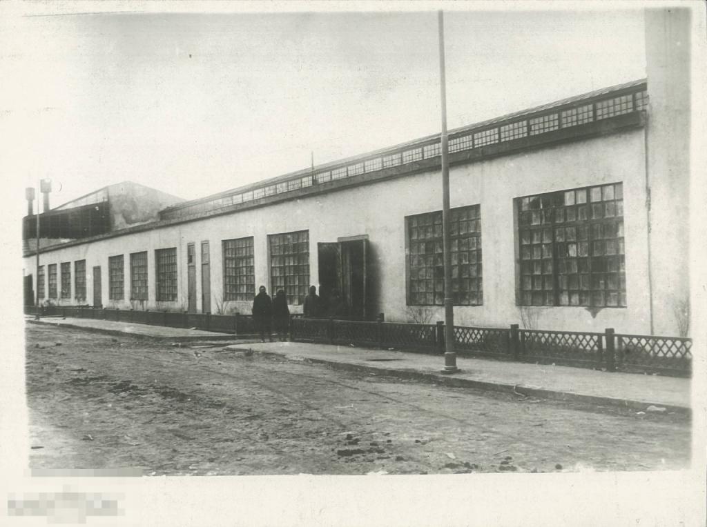 Общий вид производства абразивных инструментов. Формовочный и обжигной цеха. 1934 г.