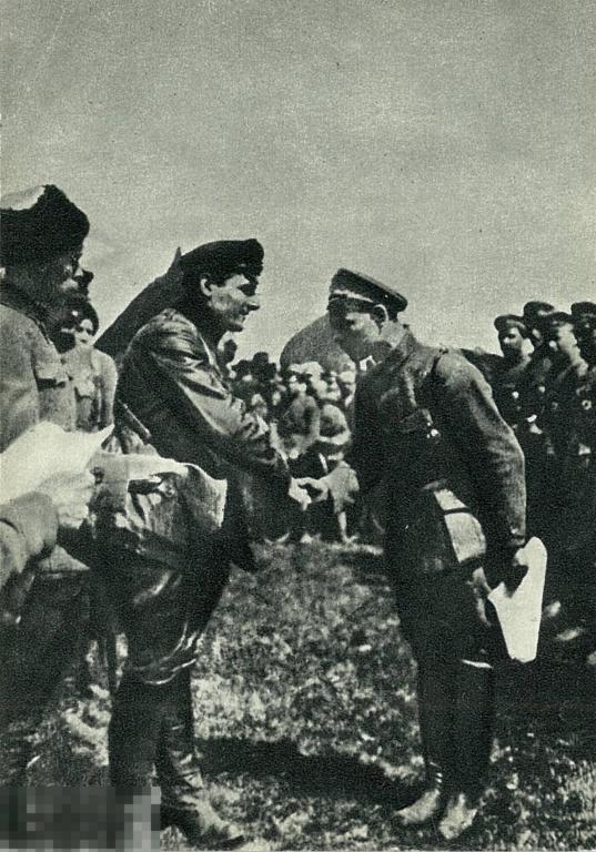 Нарком по военным делам Украины Межлаук вручает дипломы (1919) 1974 г.