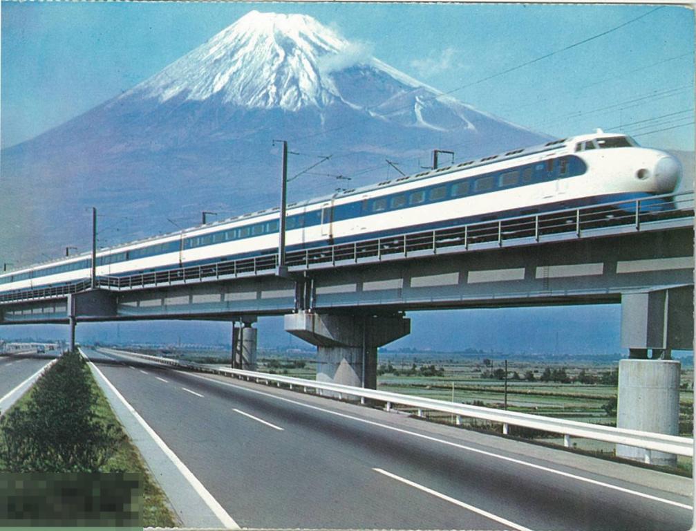 Япония. Супер-экспресс Токио-Осака у подножия горы Фудзи. 1990-е гг.