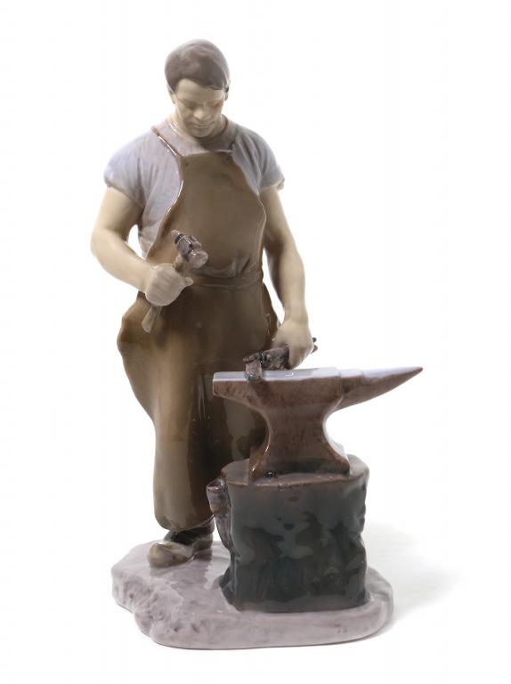 Фарфоровая фигура "Кузнец". Bing & Grondahl.