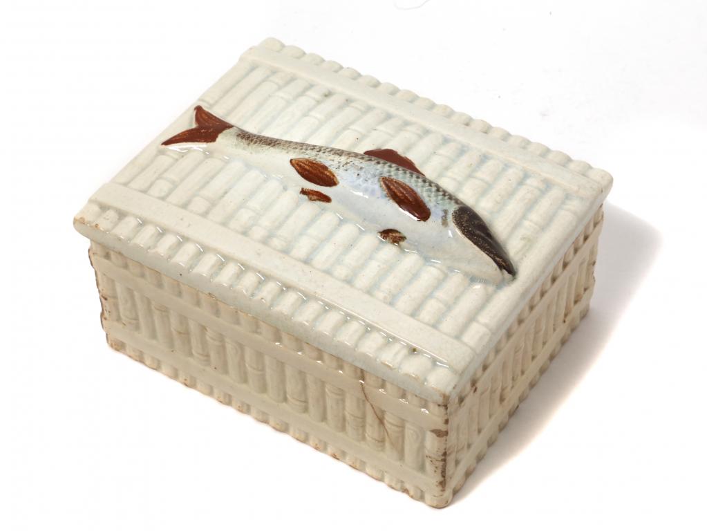 Фарфоровая маслёнка с рыбой на крышке.    Россия, конец 19 - начало 20 века.