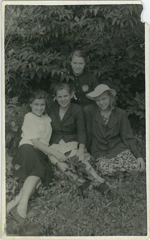 Четыре девушки в кустах. Заволжье, 1951 г.