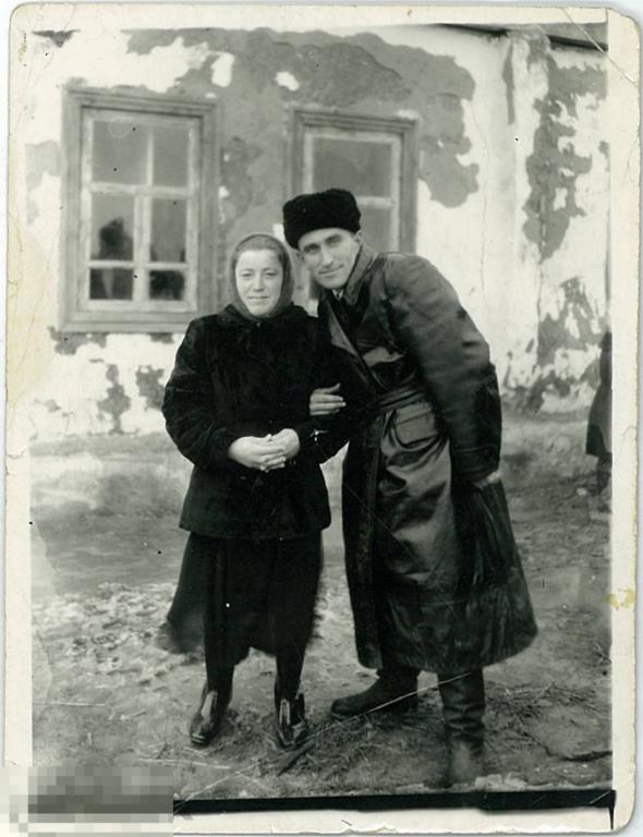 Женщина в платке и мужчина в кожаном пальто. 1950-е гг.